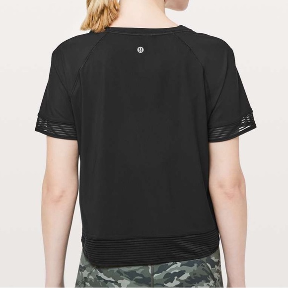 Lululemon Stripe In Stride Short Sleeve Black, size 6 - Picture 2 of 8